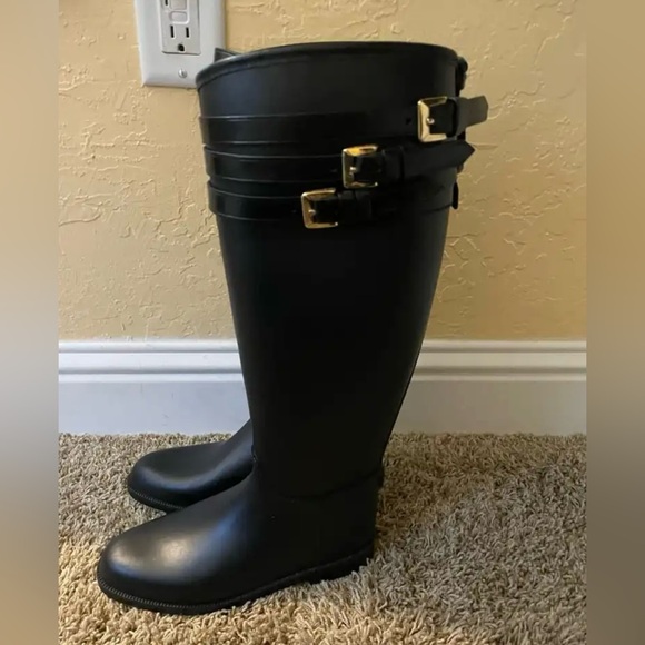 Burberry rain boots - Picture 1 of 10